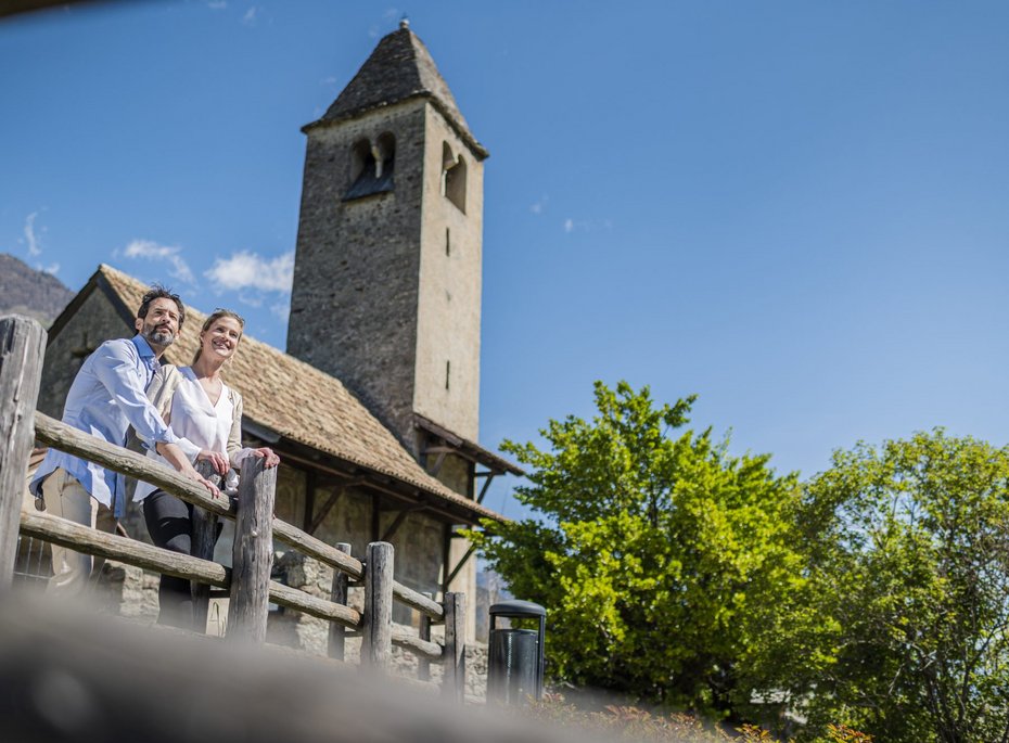 Ein Mann und eine Frau stehen vor einer Kirche.