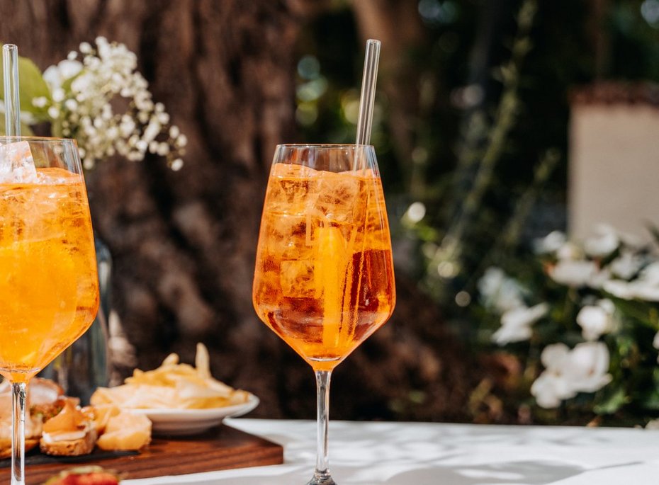 Ein Glas Aperol auf einem Tisch.