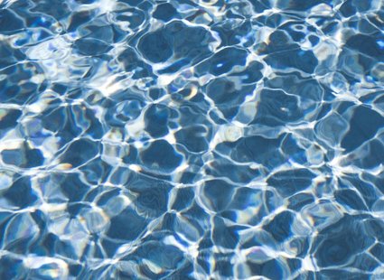 Klares blaues Poolwasser