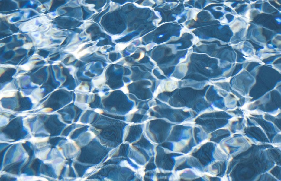 Klares blaues Poolwasser