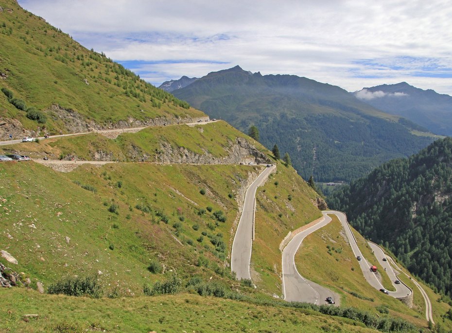 Eine Straße inmitten einer traumhaften Landschaftskulisse.