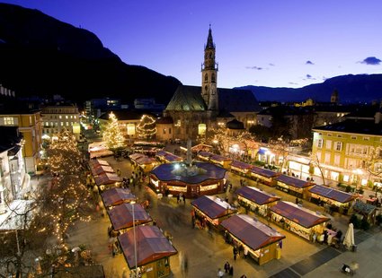 Blick von oben auf einen Christkindlmarkt in Südtirol