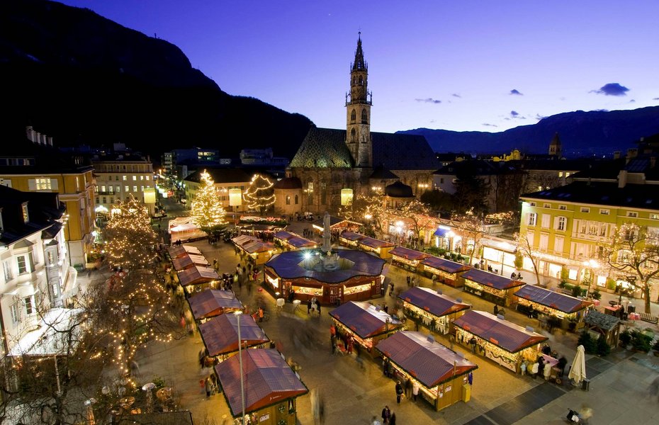 Blick von oben auf einen Christkindlmarkt in Südtirol