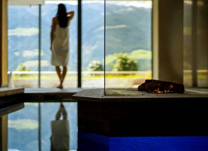 Frau schaut aus einem Fenster in die Landschaft