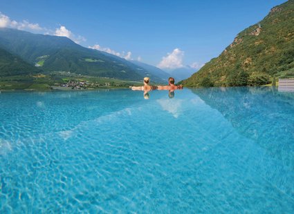 Familie Ladurner und Team im 5-Sterne-Resort Südtirol